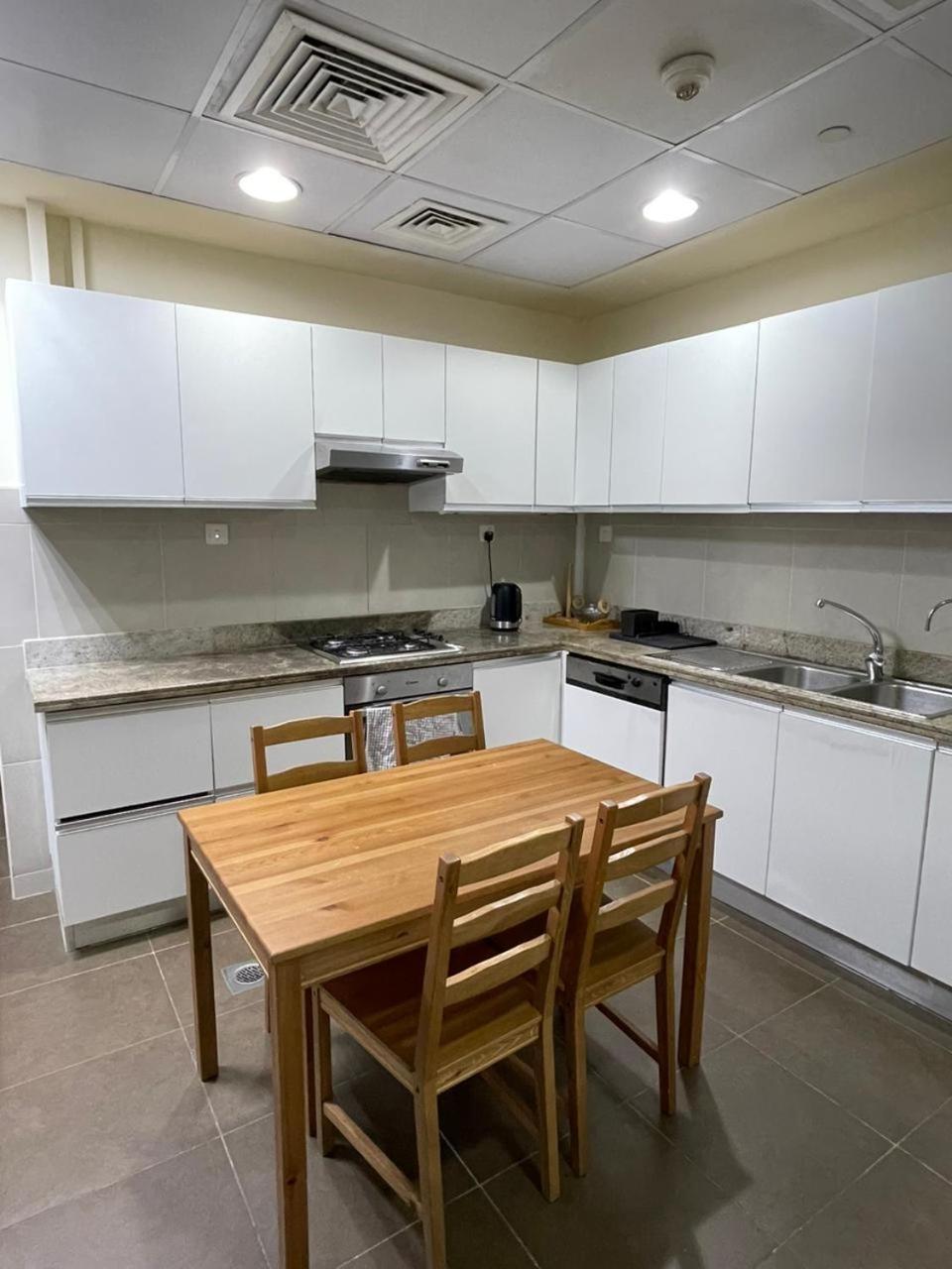 Higuests - Spacious Next To Harbour & Marina Apartment